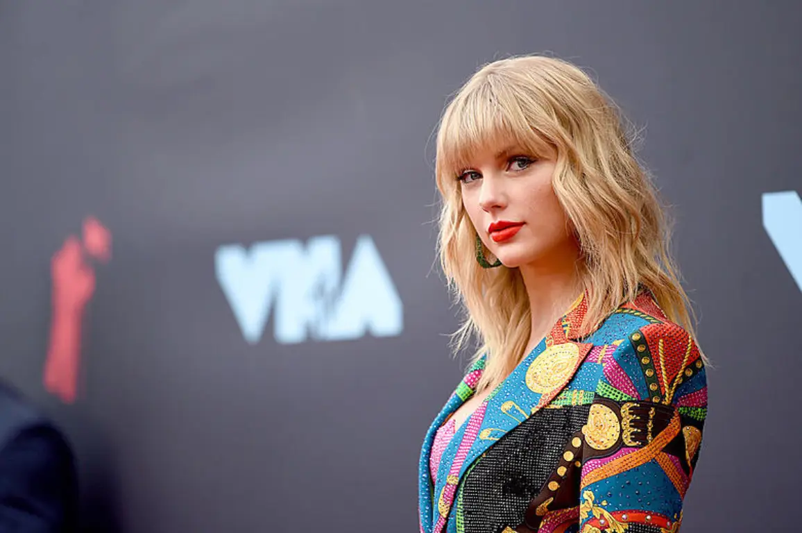 how much does Taylor Swift weigh
